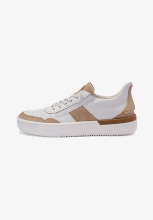 Weißer und beiger Sneaker mit niedriger Schafthöhe, Schnürung vorne, strukturierter Sohle und gepolstertem Schaft, von der Außenseite betrachtet.