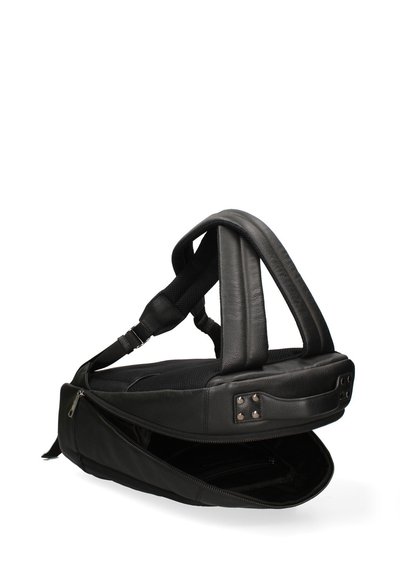 Sac en cuir noir avec des straps en maille rembourrés, compartiment principal zippé, poche extérieure et accents en rivets métalliques. Design compact et structuré.