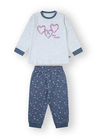 Top de manga larga gris claro con tres contornos de corazones rosa y un gráfico de gato, combinado con pantalones azules con un patrón de pequeños lazos rosa y blanco.