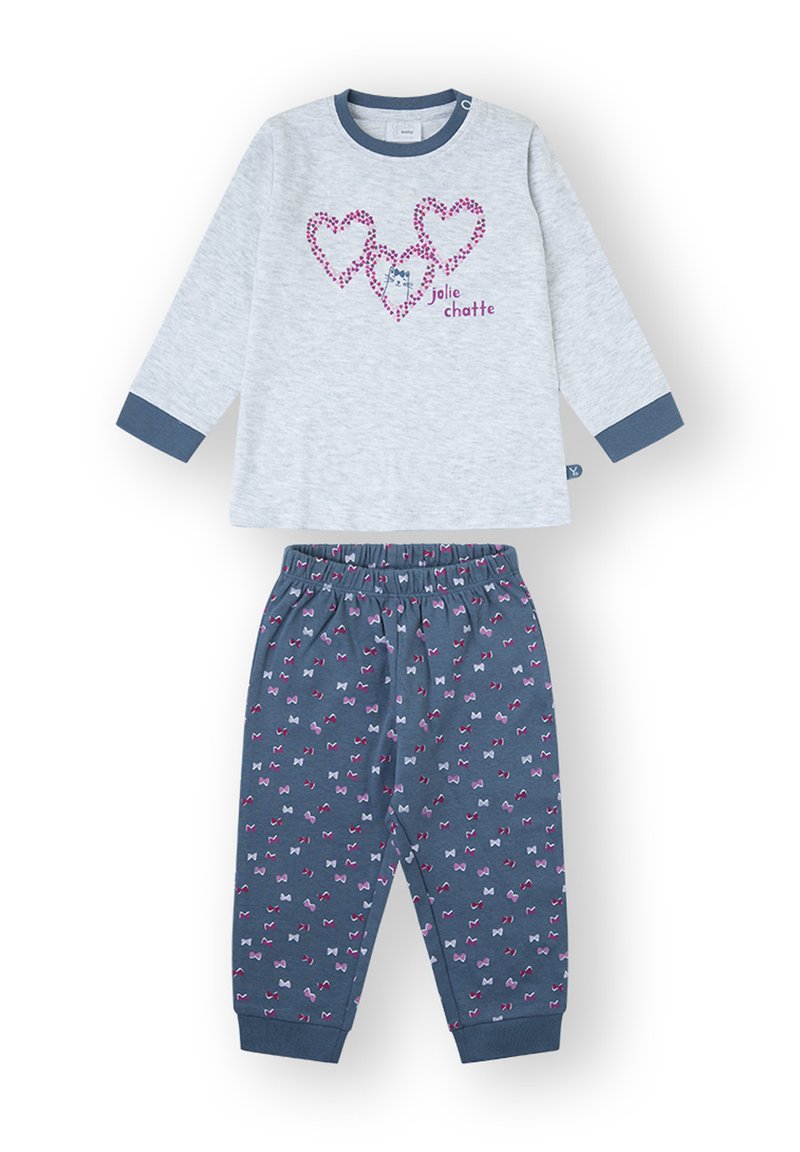 Top de manga larga gris claro con tres contornos de corazones rosa y un gráfico de gato, combinado con pantalones azules con un patrón de pequeños lazos rosa y blanco.