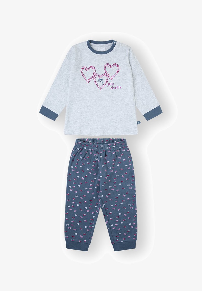 Top de manga larga gris claro con tres contornos de corazones rosa y un gráfico de gato, combinado con pantalones azules con un patrón de pequeños lazos rosa y blanco.