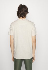 Les Deux PIECE - T-shirt básica - ivory melange/dark burgundy/dark sand