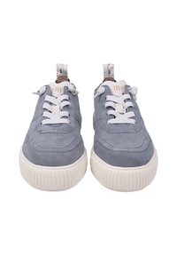 Para szarych zamszowych tenisówek z białymi grubymi podeszwami i białymi sznurowadłami, skierowanych do przodu na białym tle.
