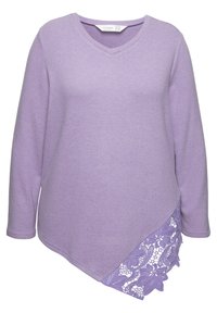 Lila Langarmshirt mit V-Ausschnitt, asymmetrischer Saum und Spitzenbesatz auf einer Seite. Weicher Stoff, minimalistisches Design.