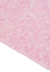 Szydełkowy koc w bladych odcieniach różu, z teksturowanym wzorem zawierającym różne sploty, miękki i puszysty wygląd, ustawiony pod kątem dla uzyskania głębi.