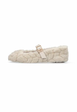 Cremefarbiger flacher Schuh, bedeckt mit weichem, strukturiertem Pelz, mit einem beigen Riemen und goldener Schnalle oben.