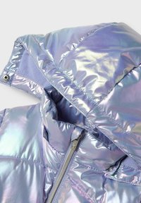 Veste de doudoune irisée en matériau réfléchissant brillant dans des nuances de lavande et de bleu, avec une fermeture éclair et une capuche douce.