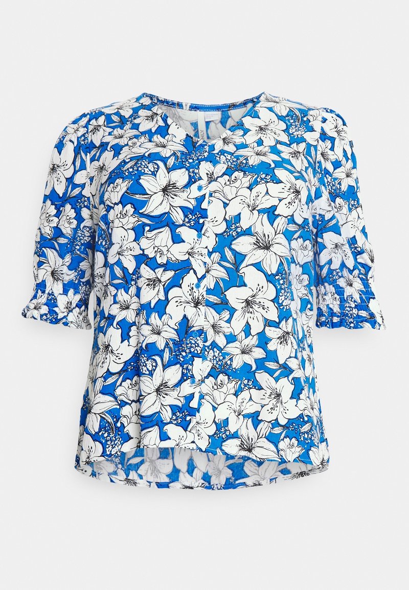 Blouse bleue à manches courtes avec un imprimé floral blanc et noir, décolleté rond, devant à boutons, et manches légèrement bouffantes avec des poignets froncés.