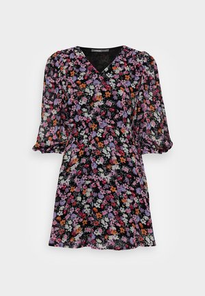 Černé květinové šaty s krátkým rukávem a výstřihem do V, zdobené mnohobarevnými květinovými vzory a s přiléhavým pasem, vyrobené z lehkého materiálu.