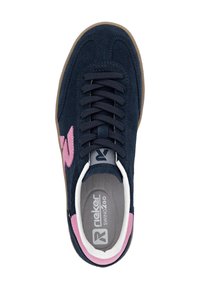 Granatowy zamszowy sneaker z różowym logo, płaskimi sznurowadłami, białym kołnierzem i teksturowaną szarą wkładką. Gumowa podeszwa z brązowym bieżnikiem zapewniającym przyczepność.