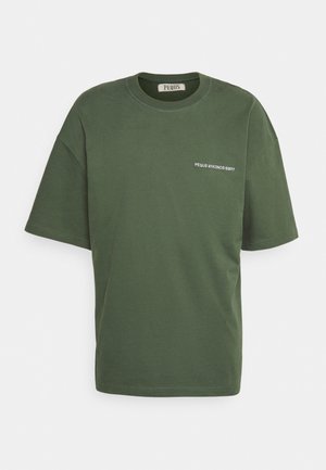 Oliwkowy bawełniany t-shirt z krótkim rękawem, okrągłym dekoltem i małym białym logo z tekstem na klatce piersiowej. Prosty, luźny krój.