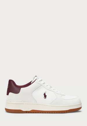 Bela usnjena športna obutev z maroon akcenti in teksturiranim petnim delom, opremljena z logotipom, vezalnimi trakovi in gumo podplatom. Prijeten dizajn.