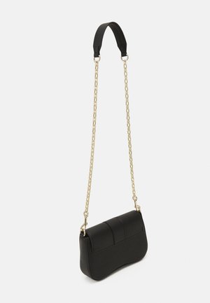 Czarna skórzana torba na ramię z złotym łańcuszkiem i materiałowym paskiem. Charakteryzuje się zakrzywionym kształtem, gładką fakturą oraz przednią kieszenią z przeszyciami.