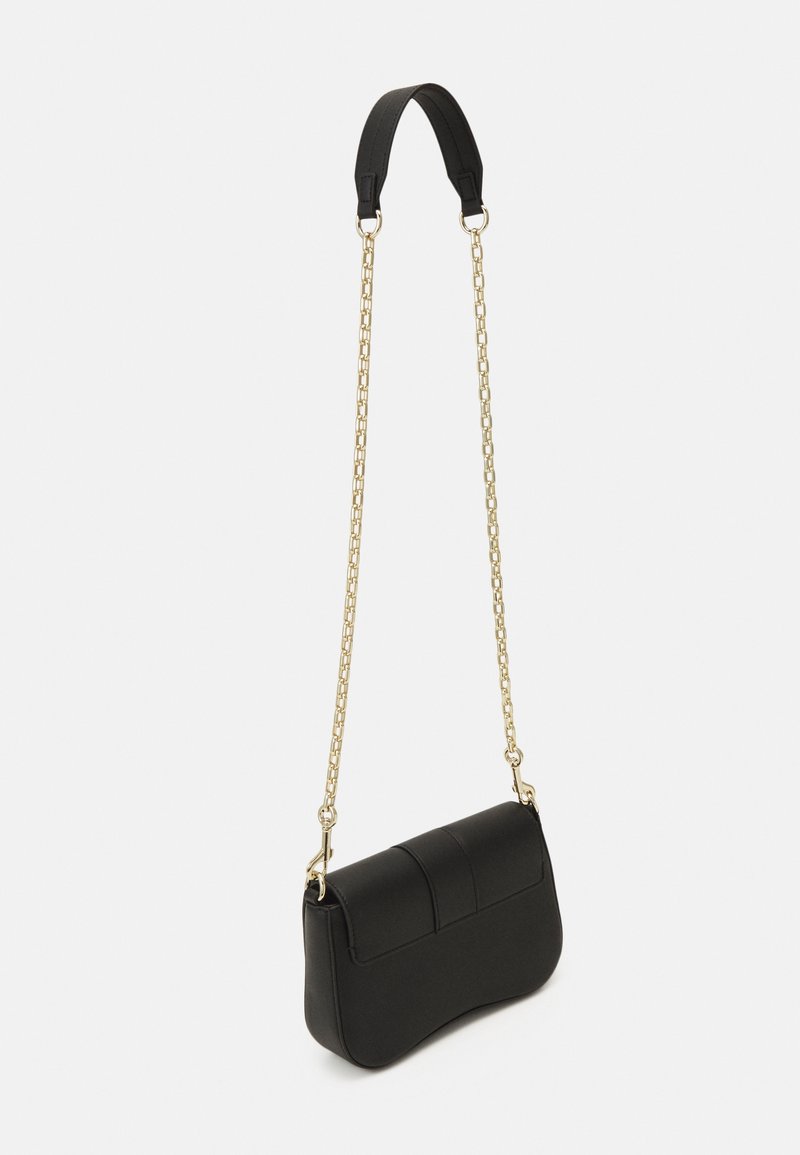 Sac à main en cuir noir avec chaîne dorée et bandoulière en tissu. Présente une forme courbée, une texture lisse, et une poche avant avec des détails cousus.