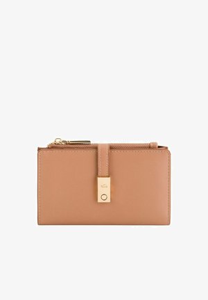 Rechteckiges, hellbraunes Lederportemonnaie mit einem goldfarbenen Verschluss, der ein kleines Fischdesign zeigt, und einem Reißverschluss-Münzfach oben.