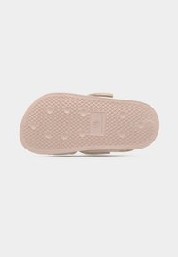 Ελαφρώς ροζ σόλα σανδάλου με κυκλικό σχέδιο τριβής, μέγεθος 24, και έντονη εγχάραξη "Κατασκευάστηκε στην Κίνα" στο κέντρο.