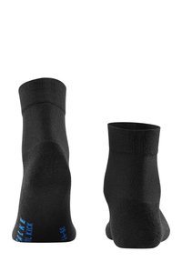 Schwarze Socken mit glatter Textur, kurzem Knöchelschnitt und gerippten Bündchen. Mit blauer Schrift auf der Sohle. Einfaches, funktionales Design.