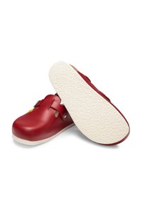 Rote Leder-Clogs mit rund zulaufenden Zehen, zwei Belüftungsöffnungen und Schnallenakzenten. Dicke, strukturierte weiße Gummisohlen bieten Grip und Halt.