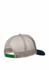 Truckerhatt med beige mesh bakside og marineblå skjerm, med en grønn justerbar knappelukking bak.