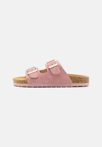 Rosa semsket glidesandal med to justerbare spenner, korksåle og teksturert gummisåle. Glatt overflate med metalliske detaljer.