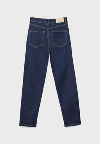 Jean en denim bleu foncé avec deux poches arrière et une étiquette de marque beige sur la ceinture, présenté de dos sur un fond uni.