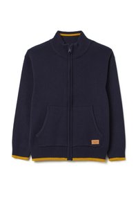 Marineblaue Strickjacke mit hohem Kragen, Reißverschluss, zwei Fronttaschen und gelben Akzenten am Saum und Kragen. Etikett mit Markenlabel.