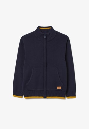 Marineblauwe gebreide cardigan met een hoge kraag, ritsluiting, twee voorzakken en gele accenten aan de zoom en kraag. Label met merklabel.