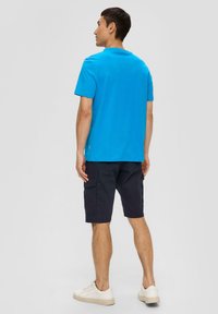 s.Oliver MIT FRONT - T-shirt print - dunkles türkis