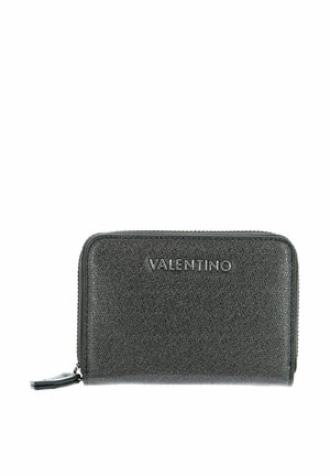 Portafoglio in pelle nera con finitura testurizzata, chiusura con cerniera a tutto giro e logo "Valentino" impresso sul davanti. Forma rettangolare compatta.