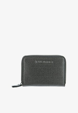 Portafoglio in pelle nera con finitura testurizzata, chiusura con cerniera a tutto giro e logo "Valentino" impresso sul davanti. Forma rettangolare compatta.