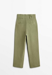 Pantalons en lin verts à taille haute, coupe droite, deux poches arrière et passants de ceinture. Texture lisse et design minimal.