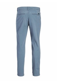 Pantalon bleu clair à jambes droites vu de dos avec deux poches fendues et une ceinture avec passants pour ceinture.