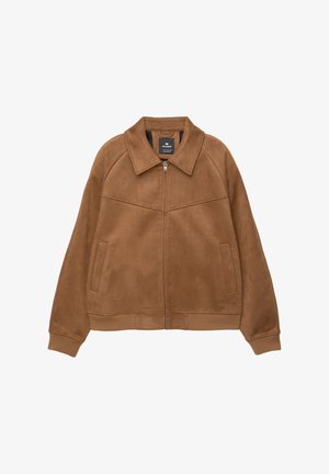 Bruine faux-suède jack met rits en een brede kraag, twee voorzakken en geribbelde manchetten. Heeft een gladde, matte textuur en strakke lijnen.