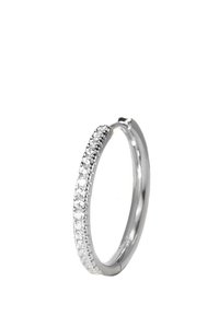 Silver hoopörhänge med en rad små klara ädelstenar längs ena kanten, slät yta och polerad finish.