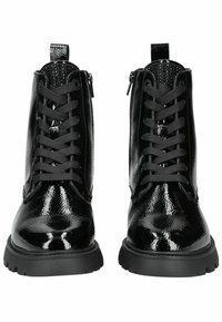 Botines de charol negro con un acabado suave, cierre de cordones en la parte delantera, cremalleras laterales y suelas de goma texturizada para tracción.