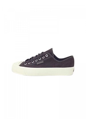 Sneakers basse in suede grigio scuro con suola in gomma bianca. Presentano lacci rotondi, occhielli in metallo e una striscia testurizzata lungo la suola.