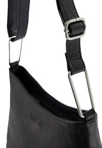 Zwarte leren schoudertas met een gladde textuur, voorzien van zilverkleurige hardware en een brede, verstelbare schouderband voor comfort.