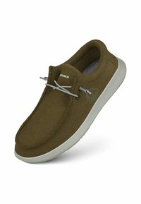 Chaussure slip-on vert olive avec une tige en feutre doux, des lacets gris contrastants et une semelle en caoutchouc gris clair. Elle présente un bout arrondi et des détails de couture.