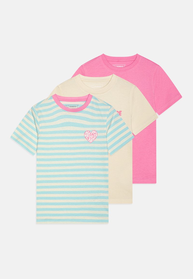 Três T-shirts: uma listrada em azul e creme com gráfico de coração, uma creme com detalhes em rosa, e uma rosa sólida. Mangas curtas e em mistura de algodão.