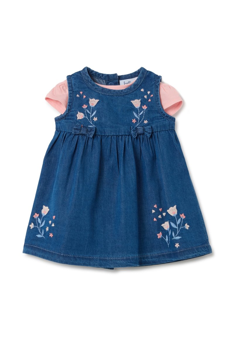 Vestido de mezclilla con mangas cortas rosas, que presenta bordados florales en pink y blanco. El diseño incluye tela fruncida y lazos en la cintura.