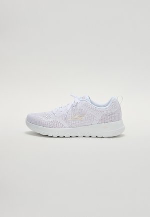 Scarpa sportiva bianca realizzata in mesh con una parte superiore testurizzata, suola imbottita e dettaglio del logo di lato. Presenta lacci e un impugnatura posteriore.