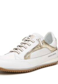 Baskets basses blanches et dorées avec des lacets blancs, une semelle en caoutchouc texturée et le logo « Candice Cooper » sur le côté.