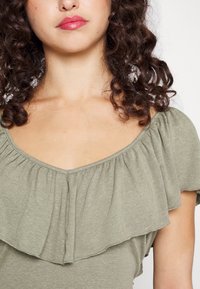 ONLY Petite ONLLIA FRILL - T-shirt estampada - desert sage