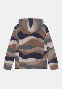 Veste à capuche en polaire avec un motif camouflage ondulé dans des teintes de marron, gris et marine. Texture douce avec des manches longues et une coupe décontractée.