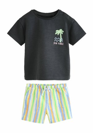 Tove-pieces børnetøj: sort bomulds T-shirt med palmetræ og "SUN VIBES" broderi, parret med farverige stribede shorts i grøn, orange og blå.