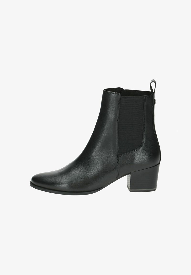 Botín negro de piel con punta afilada, paneles laterales elásticos y tacón cuadrado. Textura suave con un diseño minimalista.