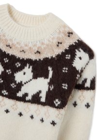 Strickpullover mit einem cremefarbenen Grund, der ein braunes und beiges Muster in der Passe sowie weiße Hundemotive zeigt. Rundhalsausschnitt mit geripptem Besatz.