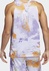 Jersey atletico senza maniche da uomo, viola con motivo maculato arancione e lavanda, realizzato in tessuto a rete traspirante, caratterizzato da una vestibilità rilassata.