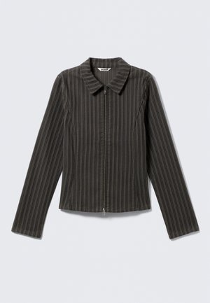 Donker gestreepte jas met een kraaghals en volledige rits aan de voorkant. Heeft lange mouwen en een getailleerd ontwerp, gemaakt van textuurstof.