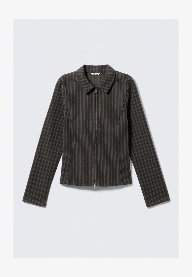 Veste rayée foncée avec un col et une fermeture éclair sur le devant. Elle présente des manches longues et une coupe ajustée, fabriquée en tissu texturé.